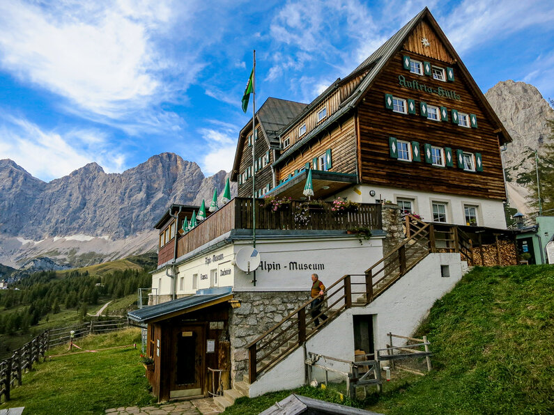 Austriahütte mit der Dachsteinsüdwand im Hintergrund. | © Herzog