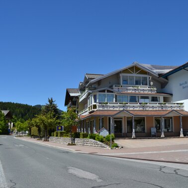 Geschenkstube Walcher neben Intersport Bachler in Ramsau Ort. | © Geschenkestube Walcher