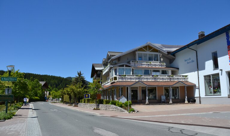 Geschenkstube Walcher neben Intersport Bachler in Ramsau Ort. | © Geschenkestube Walcher