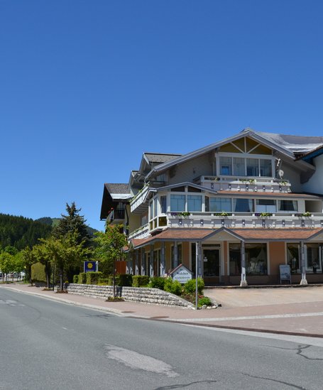 Geschenkstube Walcher neben Intersport Bachler in Ramsau Ort. | © Geschenkestube Walcher