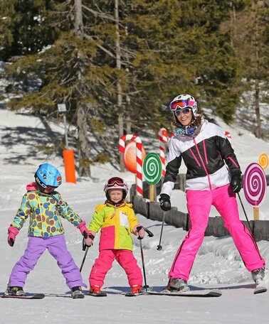 Familie beim Skifahren. | © Hans-Peter Steiner