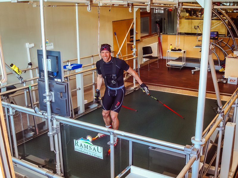 Sportler am Skirollertraining  auf dem Laufband. | © Leistungszentrum Ramsau