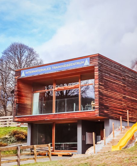 Außenaufnahme vom Leistungszentrum in Ramsau Ort. | © Loretta Kvitek