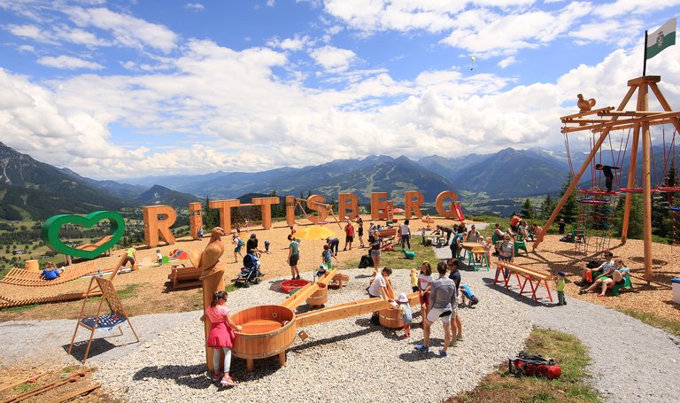 Eine Gruppe Kinder spielt am Höhenspielplatz. | © Hans-Peter Steiner
