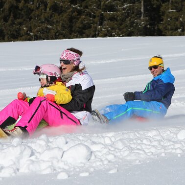 Familie am Zipfelbobfahren. | © Hans-Peter Steiner