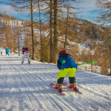 Familie am Skifahren auf dem Skiweg. | © Christine Höflehner