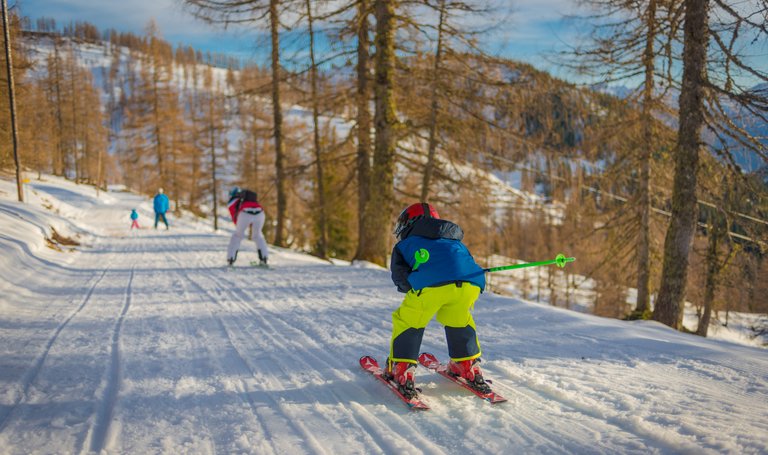 Familie am Skifahren auf dem Skiweg. | © Christine Höflehner