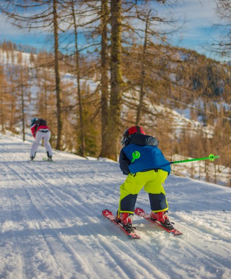Familie am Skifahren auf dem Skiweg. | © Christine Höflehner