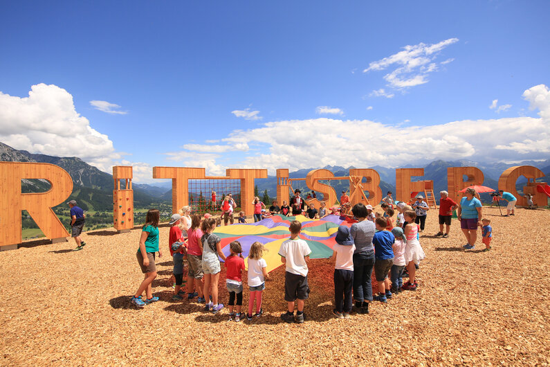 Kinder spielen am Rittisberg.  | © Hans-Peter Steiner