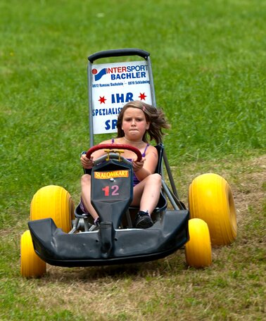 Girl racing at the slalom karting | © Tritscherhof
