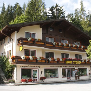 Sport Steiner neben der Hauptstraße in Ramsau Kulm.  | © Sport Steiner 