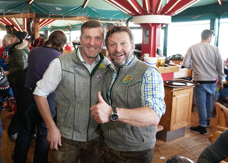 Lächelnde Kellner bei vollem Restaurantbetrieb | © Sepp Pail