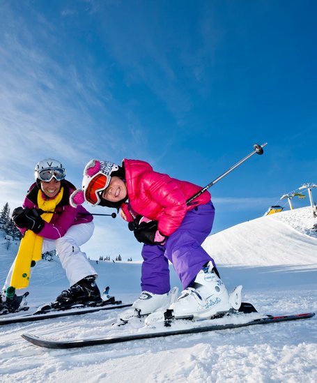 Mutter und Tochter haben Spaß beim Skifahren | © Planai Hochwurzen Bergbahnen