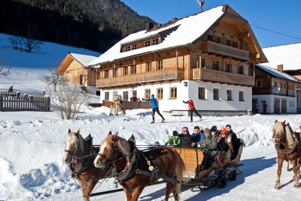 Horse-drawn sleigh in front of Windbacherstube inn in Obertal valley | © Herbert Raffalt/Erlebnisregion Schladming-Dachstein