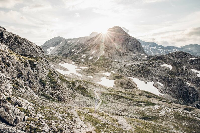 Die Sonne versinkt hinter dem Landfriedstein im Gebiet "am Stein" | © Lady Venom/Erlebnisregion Schladming-Dachstein