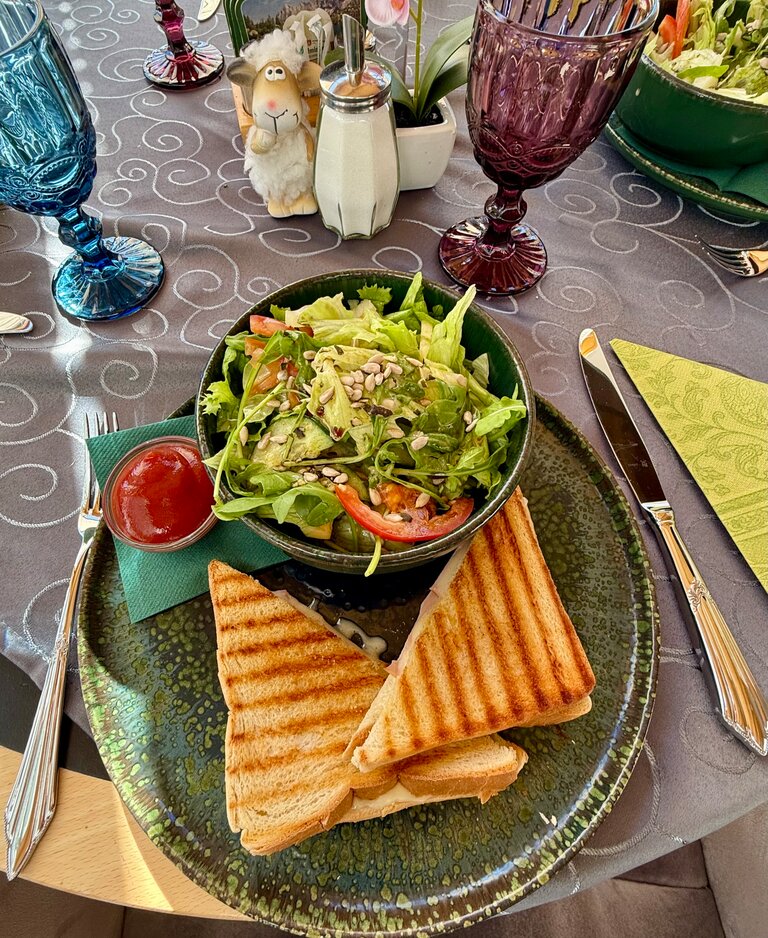 Cafe-Restaurant Ramsau Zentrum - Impression #2.7 | © Toast mit Salat