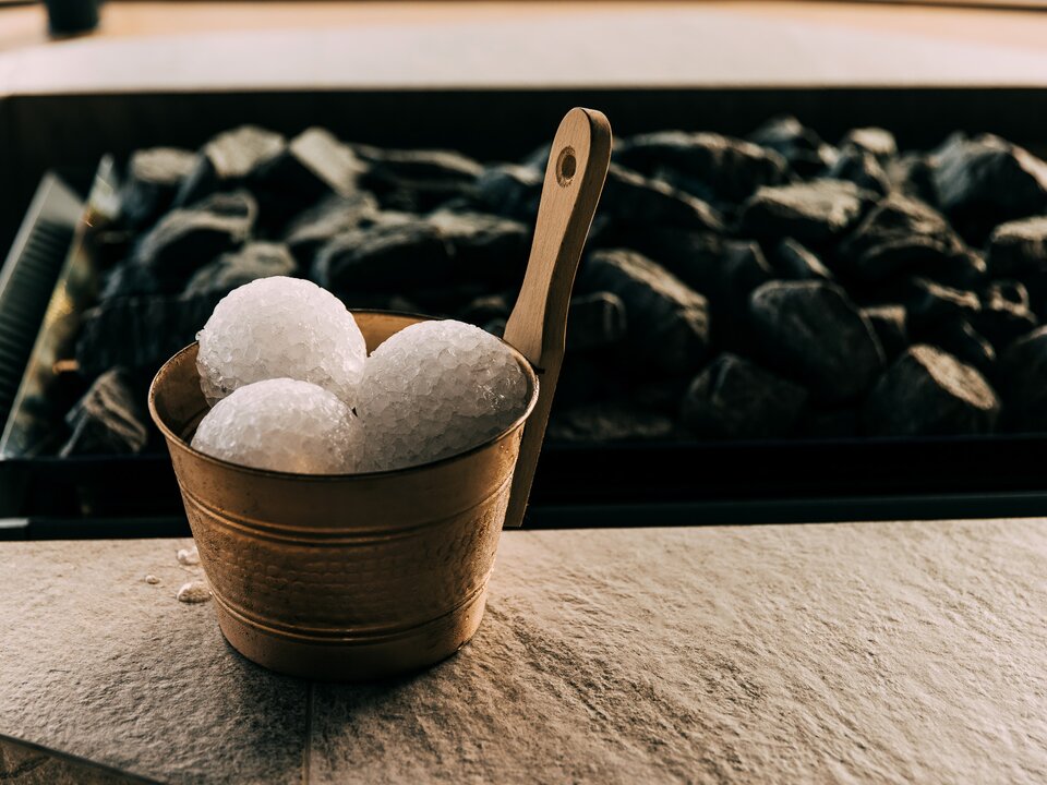 Eisbälle mit ätherischen Ölen | © Hotel Schwaigerhof Schladming / Anja Koppitsch
