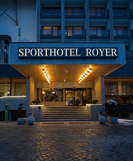 Hoteleingang mit Terrasse | © Herbert Raffalt 