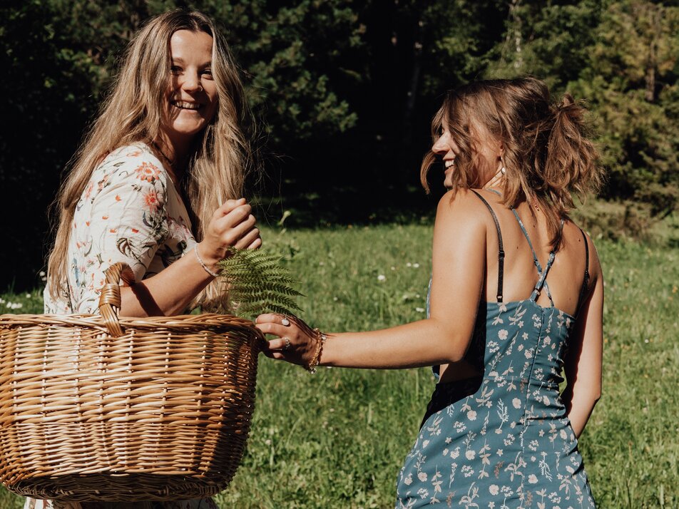 2 Frauen auf der Wiese | © Laura Warter
