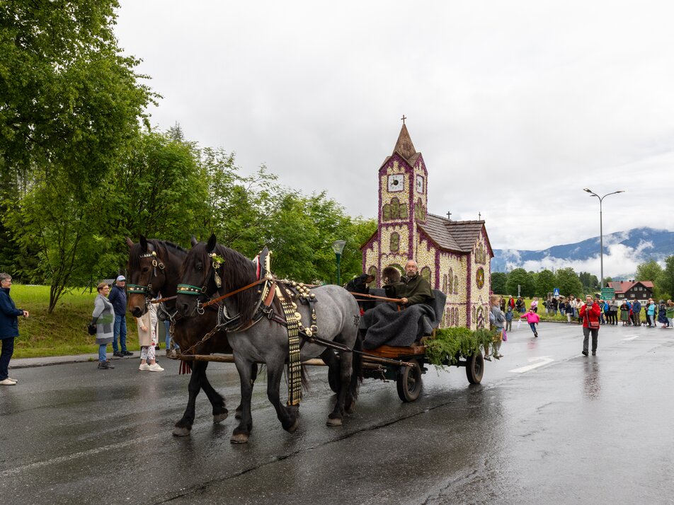 Blumenfigur Kirche mit Pferdekutsche | © Michael Simonlehner