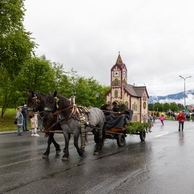 Blumenfigur Kirche mit Pferdekutsche | © Michael Simonlehner