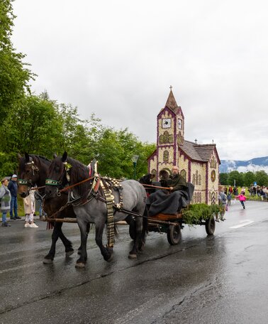 Blumenfigur Kirche mit Pferdekutsche | © Michael Simonlehner