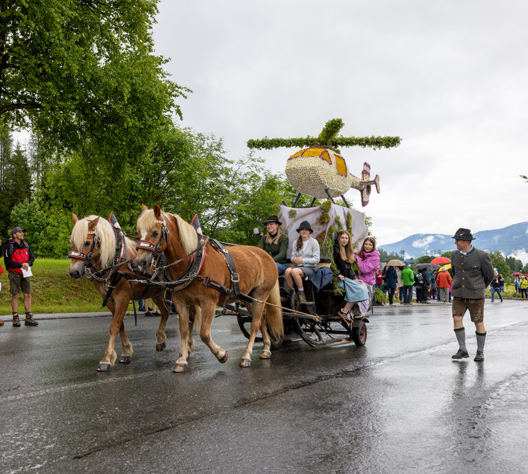 Blumenfigur Hubschrauber auf Kutsche | © Michael Simonlehner