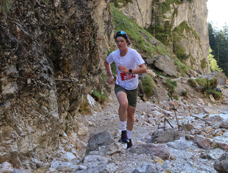 Läufer in den Bergen  | © Hans Simonlehner