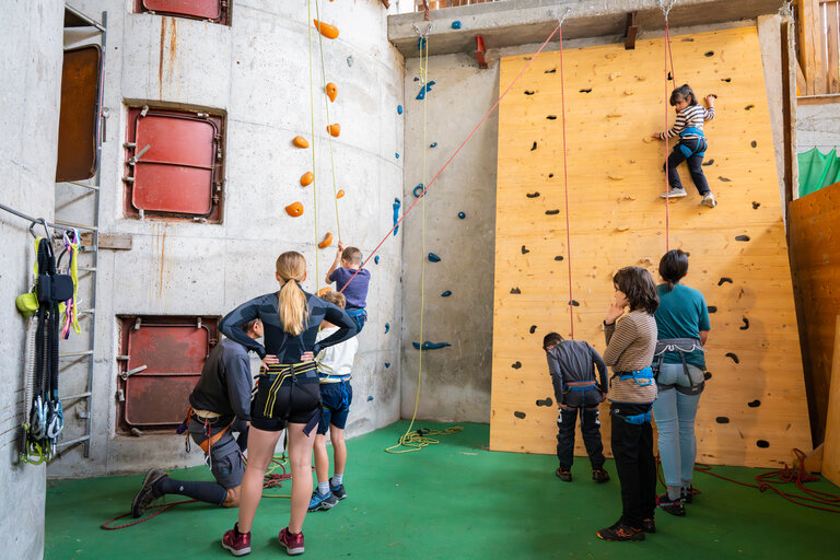 Mehrere Kinder klettern mit Seilsicherung in einer betreuten Indoor-Kletterhalle. | © TVB/Laura Passenbrunner