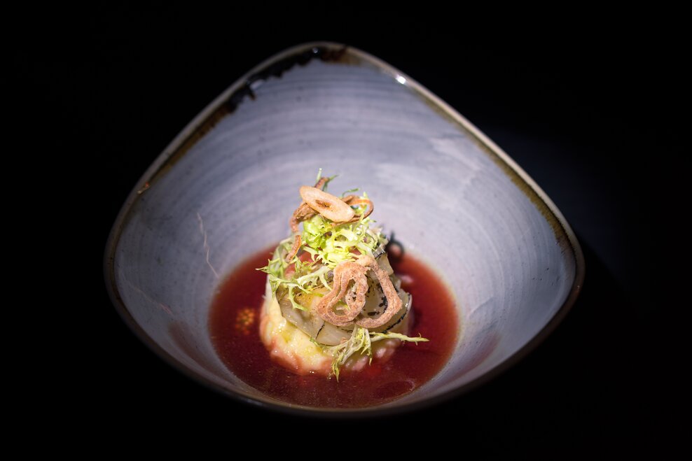 Bauern Zwiebel | Radieschen-Röstzwiebelsud | braune Butter | Senf | © Martin Huber