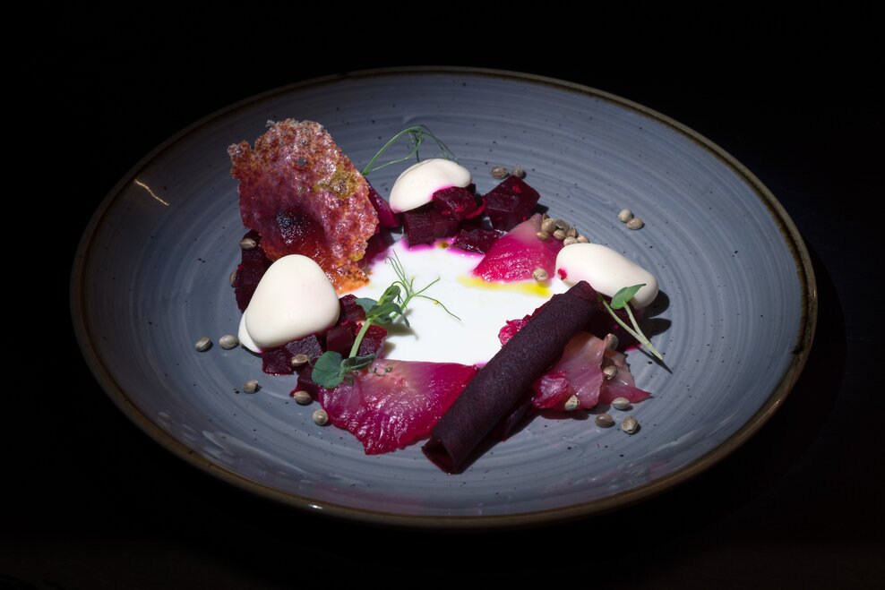 gebeizter Saibling | Rote Rüben | Buttermilch | Hanf | © Martin Huber