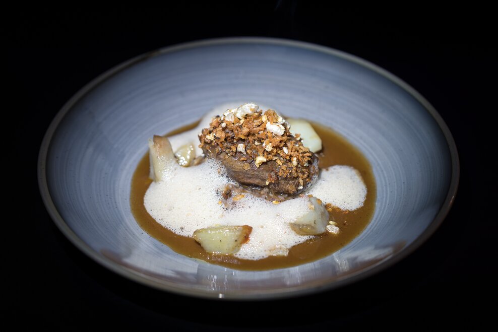 Geschmorte Schweinsbackerl | Schladmingerbier | Topinambur | Breinwurstcreme | weißer Pfefferschaum | © Martin Huber