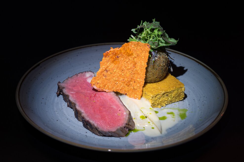 Zweierlei Hochlandrind | Polenta | Schwarzwurzel | Kräuter | Bärlauch | © Martin Huber