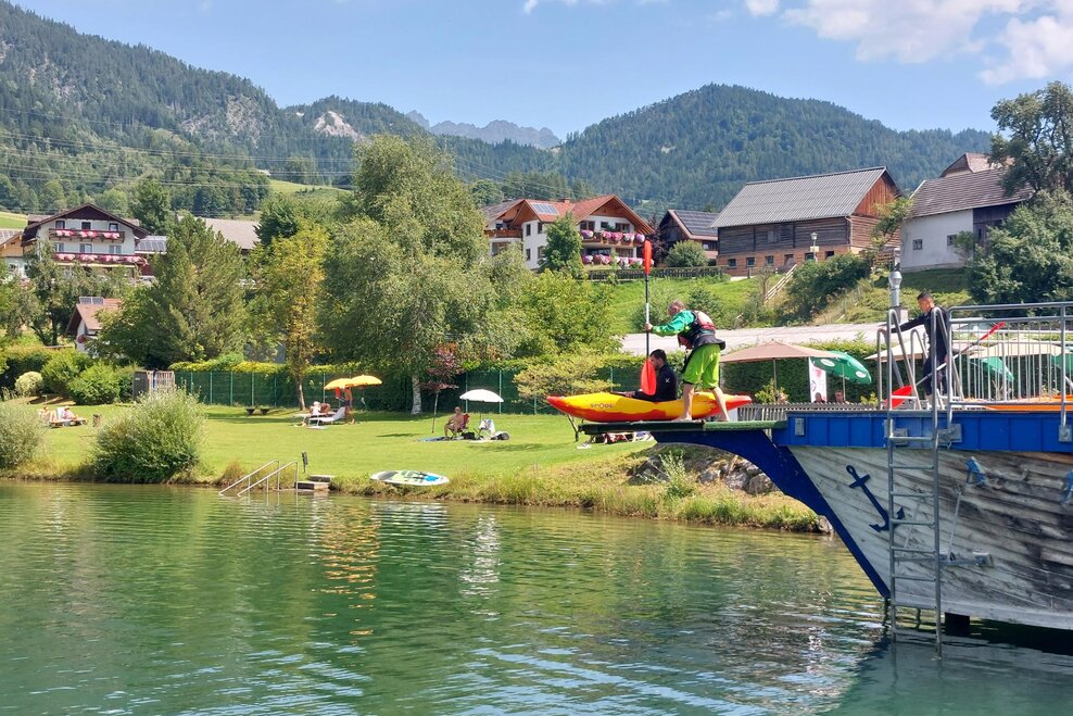 Mann im Kajak auf Sprungbrett beim Schupperkurs am Aicher Badesee | © Theresa Fuchs