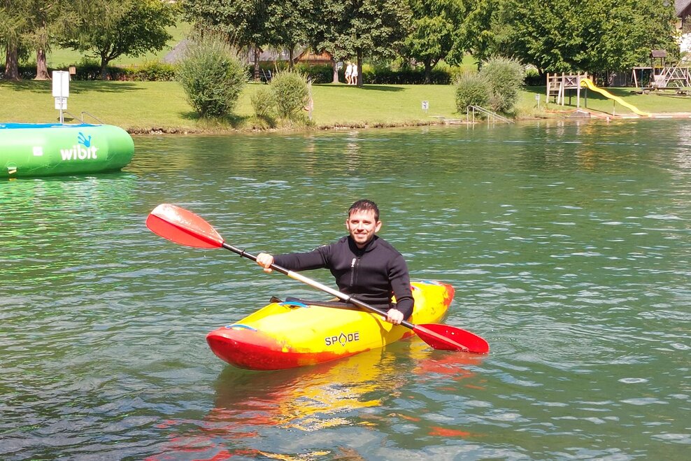 Mann im Kajak beim Schupperkurs am Aicher Badesee | © Theresa Fuchs