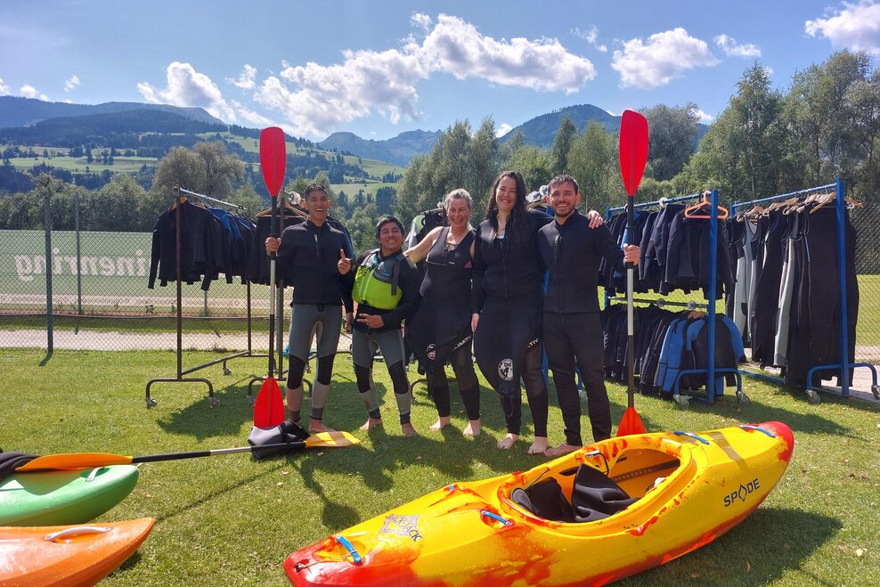 Alle Teilnehmer des Kajak Schnupperkurses vor einem Kajak am Festland | © Theresa Fuchs