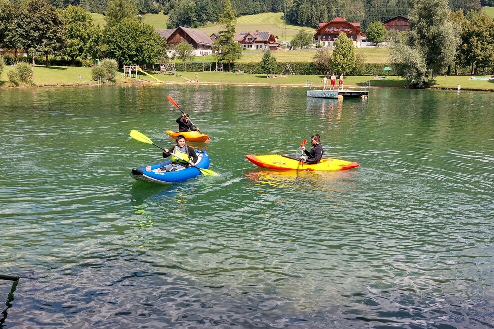 Drei Kajakfahrer im Aicher Badesee | © Theresa Fuchs