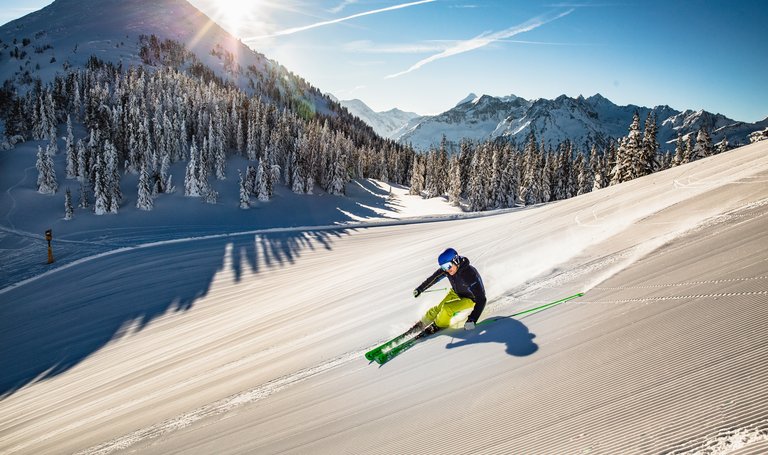 Skier on the pistes of Schladming-Dachstein | © Herbert Raffalt