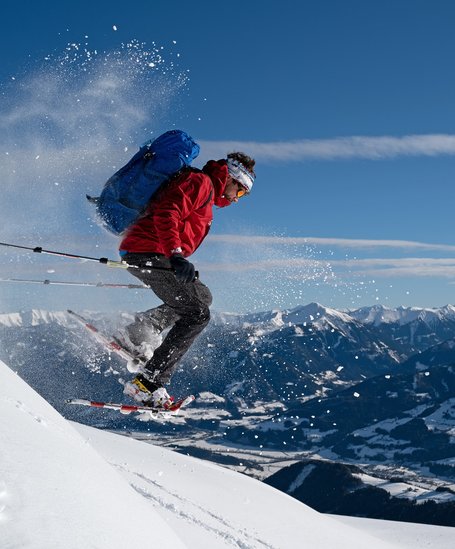 Snowshoe hiker jumping into the fresh powder on Stoderzinken | © Herbert Raffalt