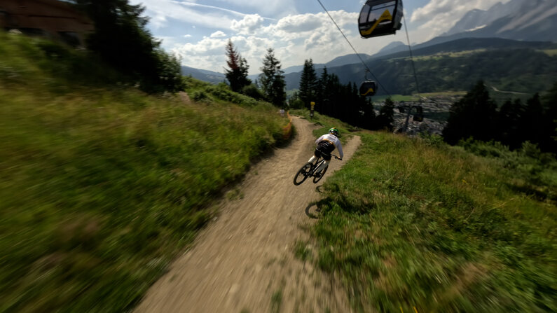 Downhiller Andi Kolb ist im Bikepark Schladming untewegs | © Sebastian Fuchs