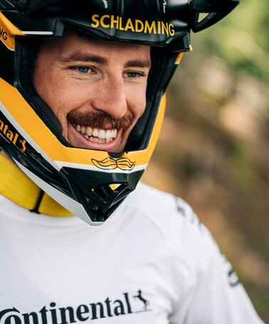 Nahaufnahme von Downhiller Andi Kolb | © Christian Penning