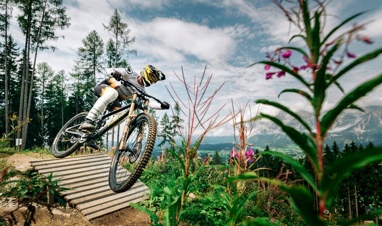Downhiller Andi Kolb fährt im Bikepark auf der Planai | © Christian Penning