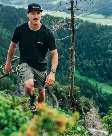 Downhiller Andi Kolb beim Wandern in der Natur  | © Christian Penning