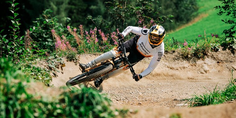 Downhiller Andi Kolb beim Downhillfahren in Schräglage | © Christian Penning