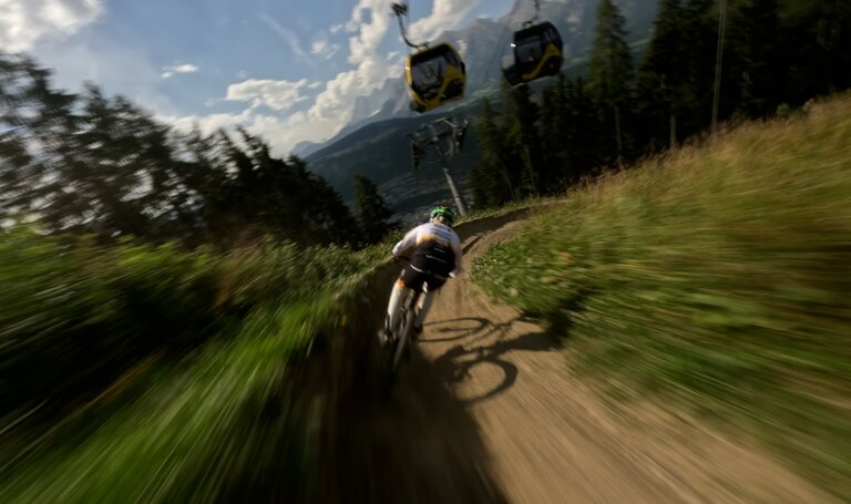 Downhiller Andi Kolb unterwegs im Bikepark Schladming | © Sebastian Fuchs