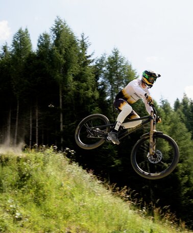 Downhiller Andi Kolb bei einem Jump im Bikepark | © Sebastian Fuchs