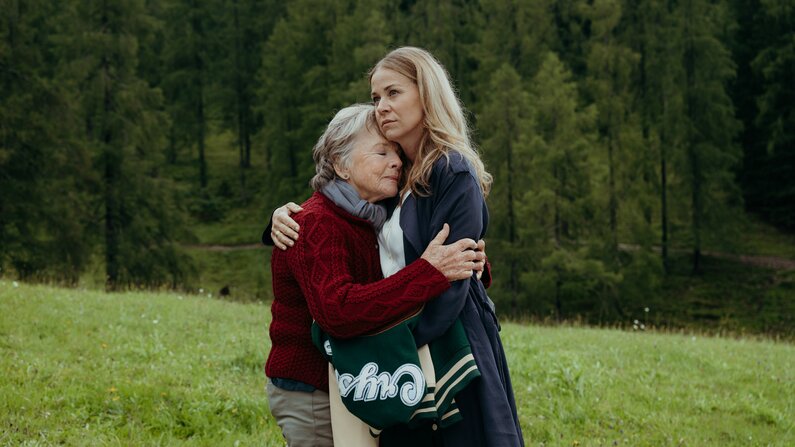 Zwei Frauen umarmen sich und wirken erleichtert.  | © ZDF_2024_17. Staffel