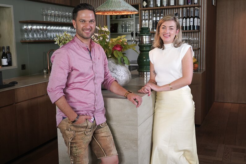 Richard Deutinger zu Besuch im Wirtshaus- und Dorfhotel Mayer | © ServusTV_Brigitte Erhart_Degn Film