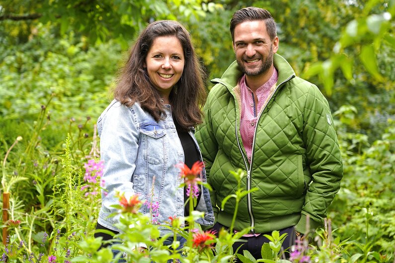 Moderator Richard Deutinger zu Besuch beim Kräuterbauernhof Percht | © ServusTV_Brigitte Erhart_Degn Film