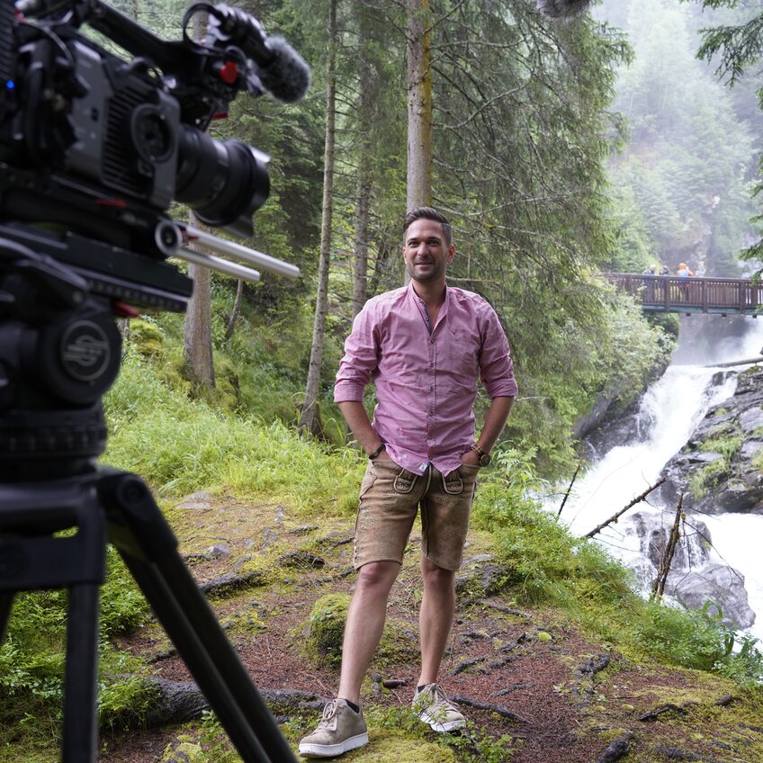 Einblick hinter die Kulissen des "Heimatleuten"-Drehs - Moderator Richard Deutinger vor der Kamera  | © ServusTV_Brigitte Erhart_Degn Film